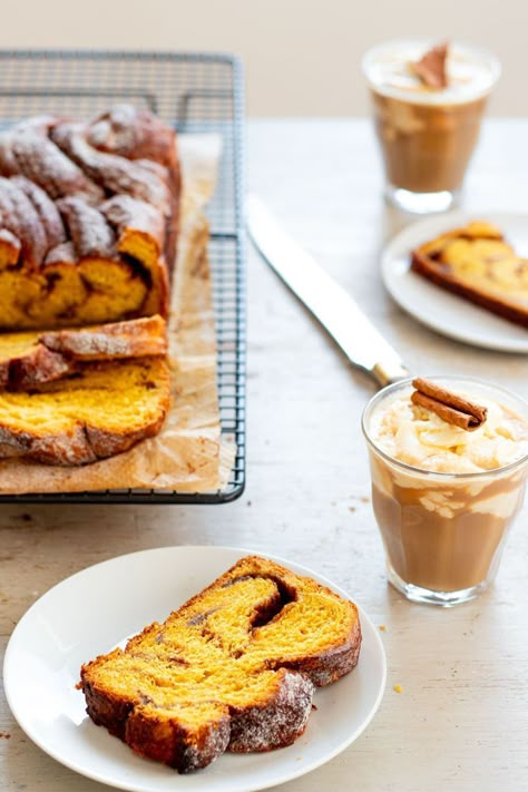 Pumpkin Babka, Pumpkin Brioche, Thanksgiving Bread, Babka Recipe, Thanksgiving Breakfast, Stuffed Bread, Best Bread Recipe, Delicious Clean Eating, Best Bread