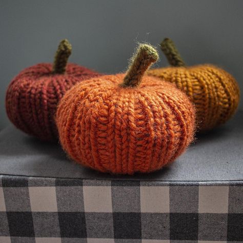 Knitted Pumpkins, Halloween Knitting, Lion Brand Wool Ease, Easy Halloween Crafts, Knitting Needles Sizes, Circular Knitting Needles, Pumpkin Pattern, Free Knitting Pattern, Easy Halloween