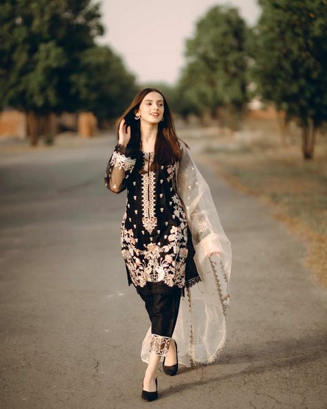 Pakistani Party Wear Dresses, Couple Outfit Ideas, Sisters Wedding, Trendy Bride, Simple Kurta Designs, Womens Trendy Dresses, Pakistani Wedding Outfits, Stylish Short Dresses, Pakistani Fancy Dresses