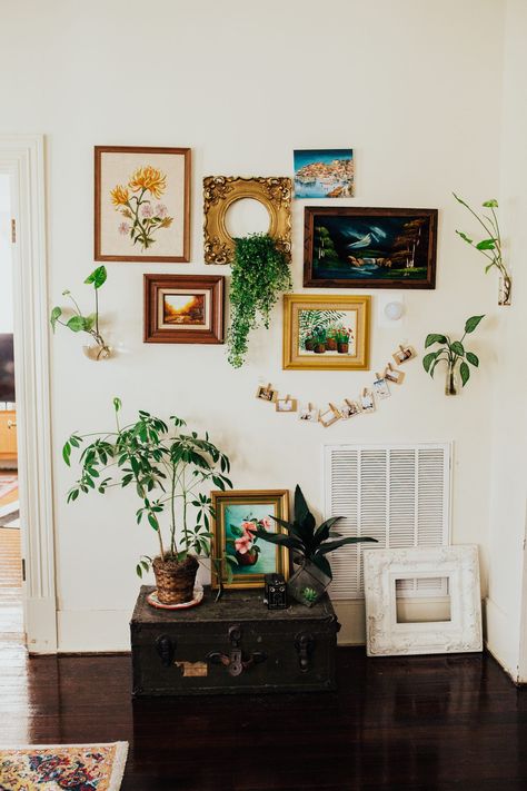 Plant And Art Gallery Wall, Diy Unique Shelves, Gallery Plant Wall, Layering Wall Decor, Plant Gallery Wall Ideas, Gallery Wall Thrifted, Gallery Wall Plants, Gallery Wall With Plants And Pictures, Gallery Wall With Plants