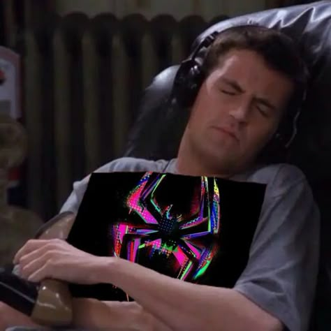 Spider Sona Aesthetic, Miles Morales Music, Spiderman With Headphones, Spiderman Headphones, Miles Core, Spiderverse Aesthetic, Miles Morales Aesthetic, Spiderman Across The Spider Verse, Miles Morales Icon