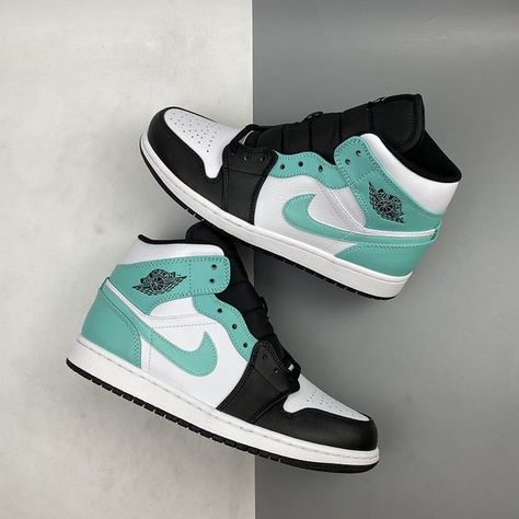 Nike Air Jordans High Top, Air Jordan Cute, Nike Shoes Jordans Women's, Cute Shoes Sneakers Jordans, Custom Jordan 1 High, Swag Shoes For Women, Popular Shoes For Teens, Jordan Women Shoes, Jordans For Women