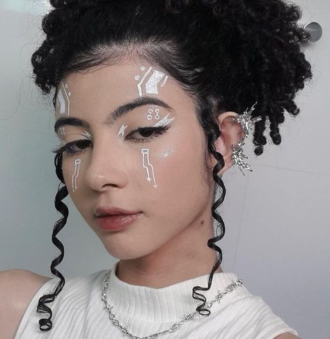 Futuristic Alien Makeup, Alien Futuristic Aesthetic, Sfx Makeup Aesthetic, Alien Fashion Futuristic, Cyberpunk Makeup Ideas, Alien Makeup Looks, Sister Nivedita, Futuristic Fashion Aesthetic, Cybercore Makeup