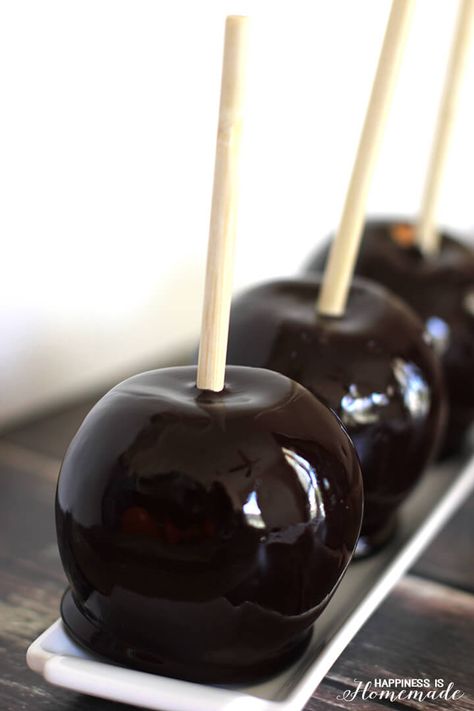 Candy Apples Diy, Lit Aesthetic, Black Candy Apples, Halloween Candy Apples, Taffy Apple, Candy Apple Recipe, Caramel Apples Homemade, Apple Glaze, Cinnamon Candy