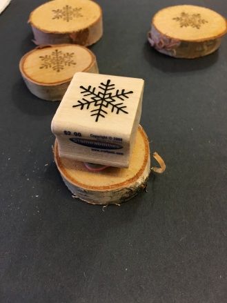 Wooden Round Ornaments Wood Slices, Wood Chip Crafts, Simple Wood Slice Ornaments, Small Wood Round Ornaments, Log Cabin Ornaments Diy, Wood Circle Crafts Tree Slices Christmas Ornament, Stamp Ornaments, Wood Slice Ornament Kids Diy, Christmas Slices