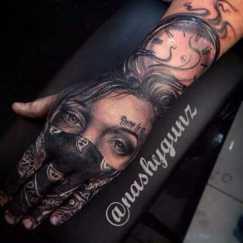 Reloj retrato Herren Hand Tattoos, Catrina Tattoo, Sick Tattoo, Chicano Tattoos, Hand Tats, Geniale Tattoos, Clock Tattoo, 3d Tattoos, Aztec Art