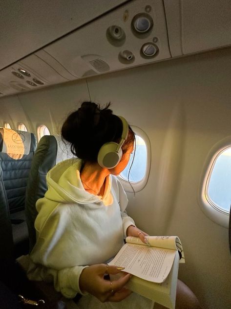 Airport Pictures Aesthetic, Travel Profile Picture, Plane Trip Aesthetic, Female Pilot Aesthetic Airplane, Business Trip Aesthetic, Travel Pics Airport, Aesthetic Airport Pictures, Travel Airport Aesthetic, Step Exam