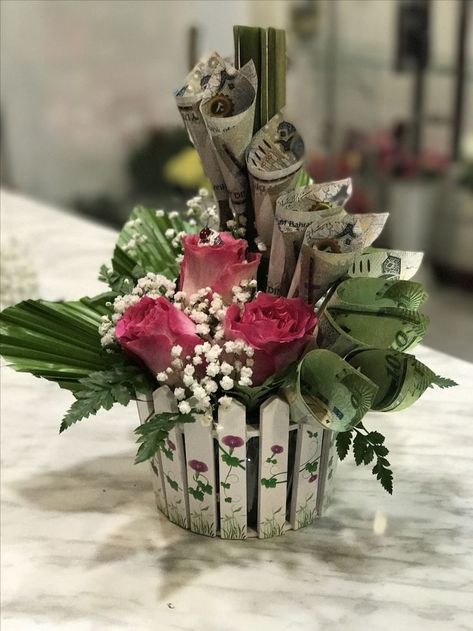 Money Birthday Cake, Birthday Money Gifts, Money Box Wedding, Diy Bouquet Wrap, Money Flowers, Creative Wedding Gifts, Money Bouquet, Money Gifts, Bridal Gift Wrapping Ideas