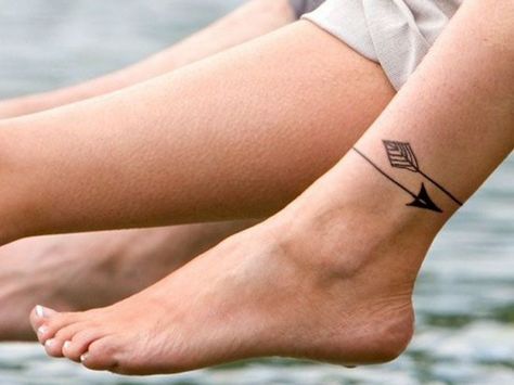 ¡Bienvenidos a la web del tatuaje! Miles de fotos con Tatuajes y su significado. Si no encuentras un tatuaje en Belagoria es que no existe. Bracelet Tattoo For Man, Arrow Tattoo Design, Ankle Bracelet Tattoo, Ankle Tattoo Designs, Tato Henna, Ankle Tattoos For Women, Anklet Tattoos, Leg Tattoo Men, Arrow Tattoo