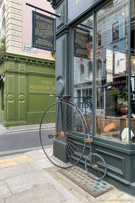 Bloomsbury Shop London Walks, London Culture, Best Places In London, Move To London, Classical Facade, London Walking Tours, Bloomsbury London, Georgian Buildings, London 2022