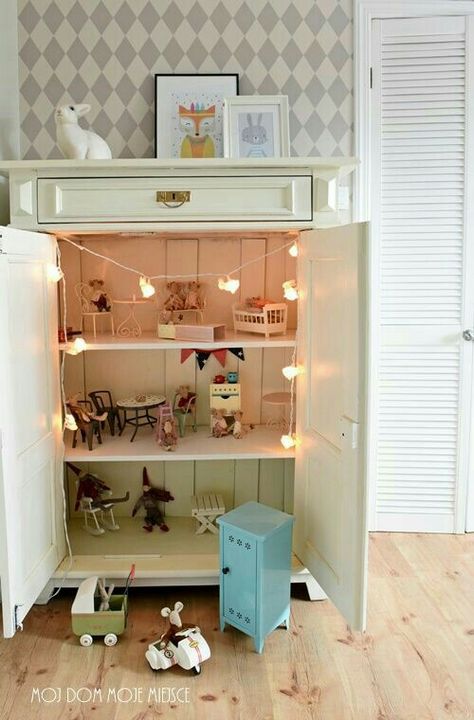 Dollhouse In Cabinet, Cupboard Dolls House, Cabinet Dollhouse Diy, Doll House From Dresser, Diy Mouse House Furniture, Mouse House Ideas, Mouse House Diy, Diy Dolls House, Maileg Mouse House