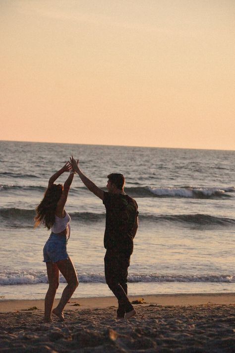 Couple dancing in the sunset Night Time Beach Pictures Couples, Couples Dancing Aesthetic, Couples Slow Dancing, Couple Slow Dancing, Dancing At The Beach, Dancing In The Sunset, Sunset Dancing, Dancing Date, Dream Scenario