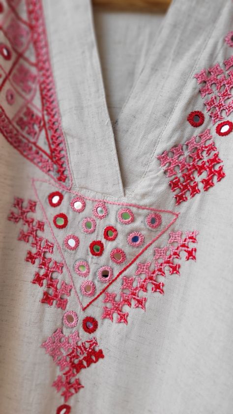 Khadi Embroidered Kurti, Gujrati Suit Designs, White Embroidery On White Fabric, Bharatkam Design, Kutchi Work Kurti Design, Sindhi Embroidery Design, Gujarati Embroidery, Kutchi Embroidery, Kutch Embroidery