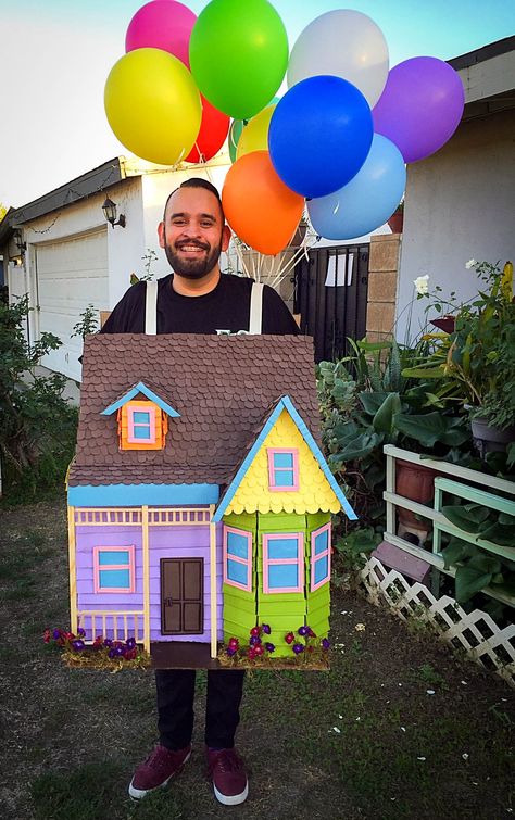 Up House Costume Diy, Up House Cardboard, House From Up Costume, Diy Up House Cardboard, Diy With Boxes, Diy Up House, Cardboard Halloween Costumes, Up House Costume, Disfraz Up