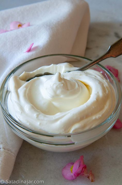 Now you can make crème fraîche in your own kitchen with heavy cream and yogurt or yogurt whey. Check out the simple instructions and video. Creme Fraiche Recipe, Recipe With Yogurt, Whey Recipes, Creme Fraiche Recipes, Crema Recipe, Yogurt Chicken Salad, Make Greek Yogurt, Dairy Desserts, Greek Yogurt Recipes