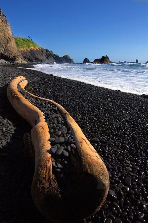 The Black Pebble Beach at Yaquina Bay State Recreational Site, near Newport, Oregon. A stairway leads down to the pebble beach area on the left. There you can enjoy the unique sound of the surf and the roundish stones and pebbles of black basalt around at low tide. Photo: bluepueblo.tumblr.com/post/Oregon Stone Beach, Explore Oregon, Oregon Vacation, Oregon Road Trip, Halong Bay, Oregon Travel, Black Sand, Pebble Beach, Oregon Coast