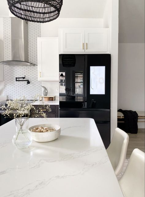 Black Home Appliances, Samsung Bespoke Fridge Black, Black Fridge In White Kitchen, White Kitchen Black Fridge, White Bespoke Refrigerator, Black Fridge White Kitchen, Black Refrigerator Kitchen, Black Fridge Kitchen, Samsung Bespoke Fridge