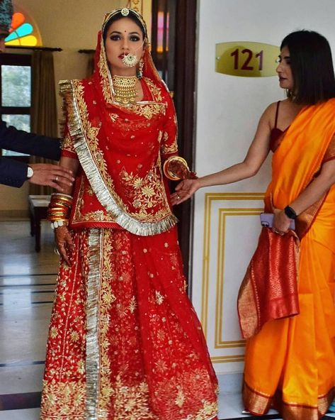 Your Favourite 2020 Bridal Looks From Our Instagram Page Red Rajputi Dress, Marvadi Look, Rajputana Dress, Rajasthani Look, Rajasthani Bride, Rajasthani Dress, Rajputi Dress, Indian Sari Dress, Wedding Lehenga Designs