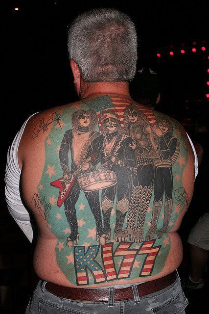 KISS Tattoo, now that is one serious fan. Kiss Band Tattoo, Kiss Lip Tattoos, Tattoos Band, Metal Tattoos, Kiss Tattoo, Lizard Tattoo, Tattoo Band, Kiss Tattoos, Body Tattoo Design