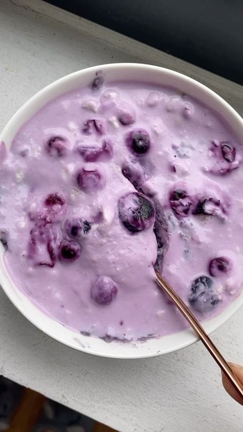 Your next high protein breakfast 🫵🏼 Blueberry overnight oats 🤷🏻‍♀️🫐 🥣Recipe🥣 1. Cook 40g rolled oats + handful of bloobs with approx… | Instagram Overnight Oats Aesthetic, Blueberry Treats, Breakfast Blueberry, Blueberry Overnight Oats, Strawberry Treats, Meals Ideas, 120 Pounds, Food Plan, Protein Power