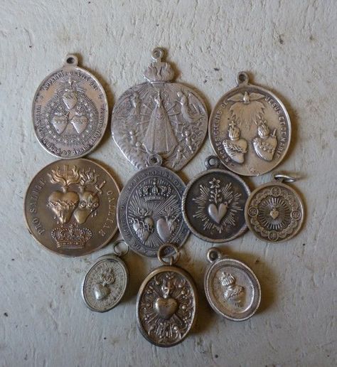 Sacred Hearts, Sainte Marie, Heart Of Jesus, Vedic Astrology, Religious Icons, Amulets, Religious Jewelry, Heart Art, Catholic Faith