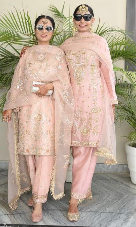 Ladies Suits Indian, Bridesmaid Suits, Floral Dresses With Sleeves, Punjabi Outfits, Indian Designer Suits, Bollywood Outfits, Pakistani Fancy Dresses, Pakistani Fashion Party Wear, Womens Dress Suits