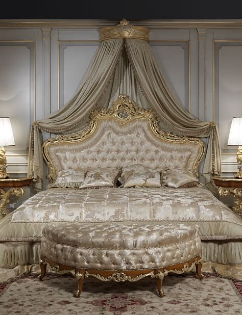 Luxury classic bedroom roman baroque style of the Seventeenth century: baroque toilette and night tables, luxury classic bed, classic lamps Champagne Bedroom Ideas, Luxury Classic Bedroom, Champagne Bedroom, Classic Bed, Gold Bedroom, Luxurious Bedroom, Classic Bedroom, Versace Home, Trendy Bedroom