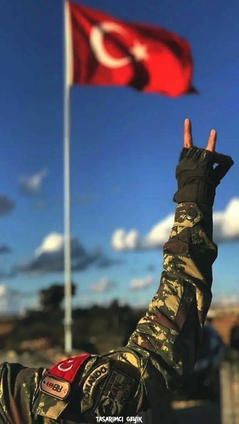 German Soldier, Turkish Flag, Most Beautiful Wallpaper, Great Backgrounds, Army Wallpaper, Military Girl, Female Soldier, Army Men, Istanbul Turkey