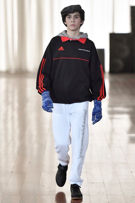 GOSHA RUBCHINSKIY X ADIDAS FOOTBALL AW17 SHOW The Clique, Gosha Rubchinskiy, Football Fashion, Menswear Runway, Street Style Grunge, Streetwear Mode, Monochrome Fashion, Adidas Football, Fashion Show Collection