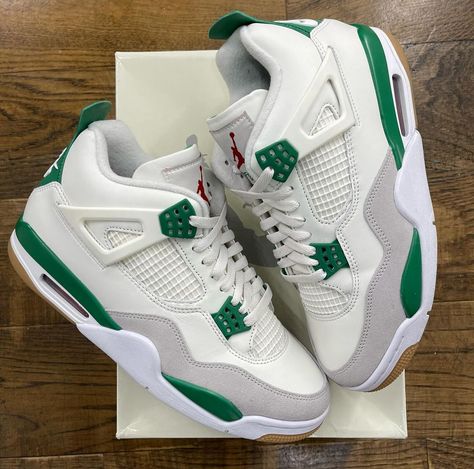 JORDAN 4 RETRO SB PINE GREEN @sneaker_store.co @Sneaker_store.co SNEAKER STORE CO WHAT+57 (302) 223-8152 - +57 (301) 220-1556 Jordan 4 Pine Green, Best Nike Shoes, Best Nike Sneakers, Jordan Retro 4, Shopping Shoes, Jordan Shoes Retro, Retro 4, Stylish Men Casual, Shoes Retro