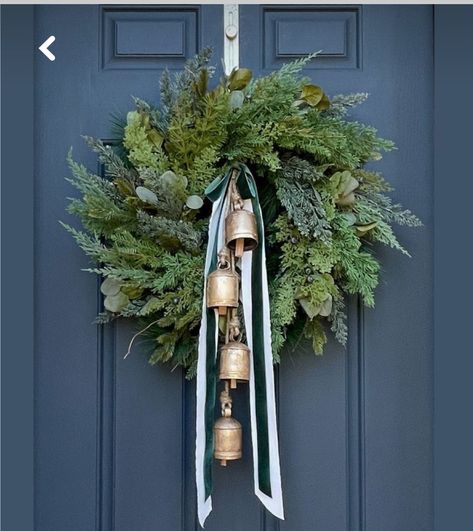 Christmas Wreath With Bells Front Doors, Front Door Greenery, Christmas Greenery Wreath, Natal Natural, Greenery Christmas, Modern Holiday Decor, Artificial Greenery, Christmas Front Porch, Christmas Front Doors