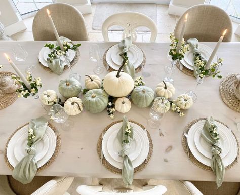 White Pumpkins Wedding, Pumpkin Centerpieces Wedding, Pumpkin Decor Ideas, White Pumpkin Centerpieces, White Pumpkin Decor, Boho Fall Decor, Pumpkin Table Decorations, Craft Halloween, Farm Baby Shower