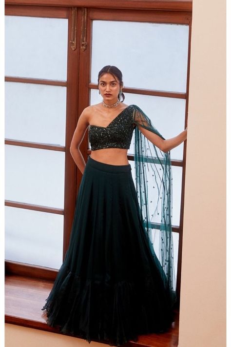 Choli Ideas, Reception Hairstyle, Teal Green Blouse, Lehenga With Blouse, Indian Bridesmaids, Green Lehenga, Net Lehenga, Draped Blouse, Indian Dresses Traditional