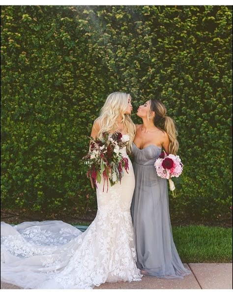 Best friends- jess southern and Jessie James Decker James Decker, Jessie James Decker, Jessie James, Wedding Picture Poses, Bridesmaids Photos, Best Friend Wedding, Wedding Picture Ideas, Wedding Photos Poses, Wedding Party Photos