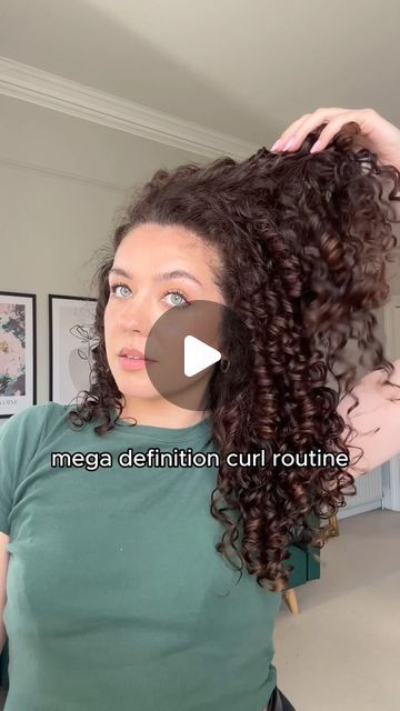 Sophie Marie on Instagram: "Mega definition curly hair routine for natural curls 🫶❤️➰  Brushes:  @tangleteezer ‘the ultimate styler’ brush  @bootsuk detangle comb  @curlsmith_official weightless air dry cream @curlsmith_official curl defining soufflé  @curlsmith_official diffuser   The curlsmith products have been gifted to me as part of previous partnerships ✨  🫶Send to your curlfriends who need help styling their curls 💌" Curlsmith Curl Defining Styling Souffle, Curly Hair Parting, Diffuse Curly Hair Natural Curls, How To Comb Curly Hair, How To Define Your Curls, How To Define Curls Natural Hair, How To Diffuse Curly Hair, Curl Smith, Diffusing Curly Hair