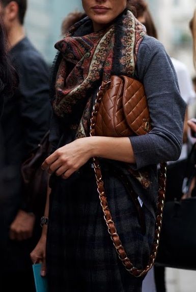 Chanel-brown Look Working Girl, Chanel Handbags Classic, Bags Outfit, Celebrity Style Guide, The Sartorialist, Moda Chanel, Bohol, Classic Handbags, Wearing Glasses