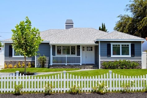 House Fence Design, Pallet Fence, Lattice Fence, Front Yard Fence, White Picket Fence, Modern Fence, Modern Backyard, Fence Decor, Iron Fence