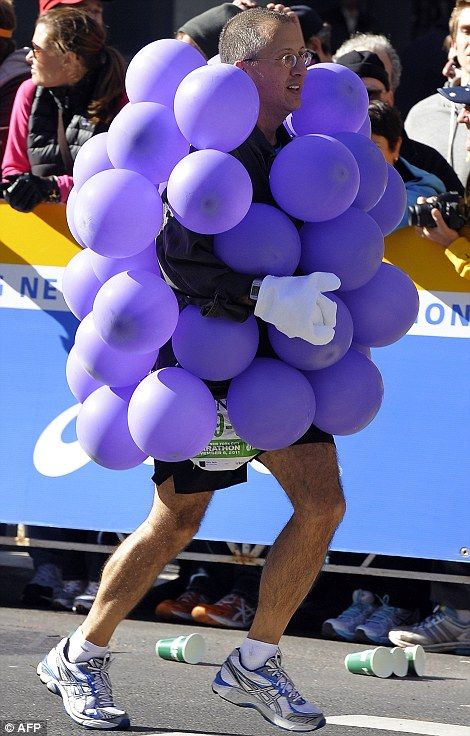 Running marathons in fancy costumes is quiet common today, but if these balloons really make this guy fly ? Halloween Running Costumes, Disney Run, Disney Races, Race Outfit, City Marathon, Runners High, Fancy Costumes, Running Costumes, Boston Marathon