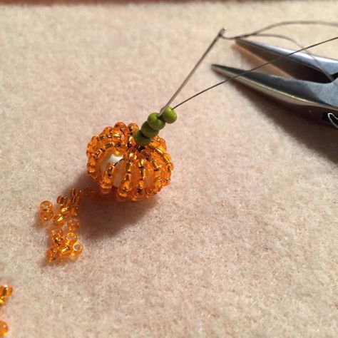 How To Tie Off Beaded Earrings, Diy Pumpkin Earrings, Beaded Pumpkins, Sculpture Tutorial, Bead Sculpture, Beaded Pumpkin, Halloween Jewelry Diy, Halloween Jewellery, Halloween Beaded Jewelry