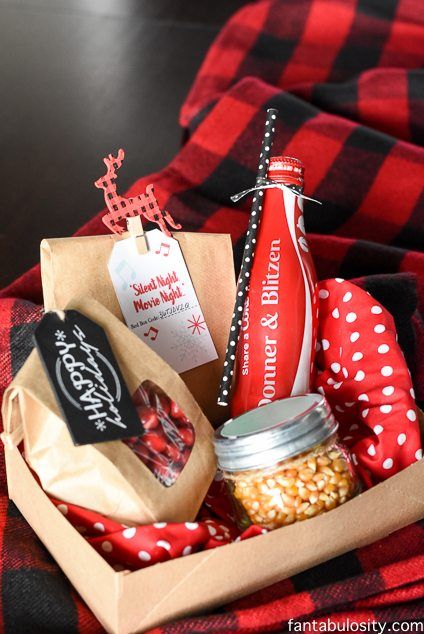 Red Box Movie Night Gift Idea fantabulosity.com Silent Night Movie, Family Movie Night Gift, Easy Gift Baskets, Movie Night Gift Basket, Movie Night Gift, Christmas Movie Night, Night Movie, Ideas Cumpleaños, Popcorn Gift