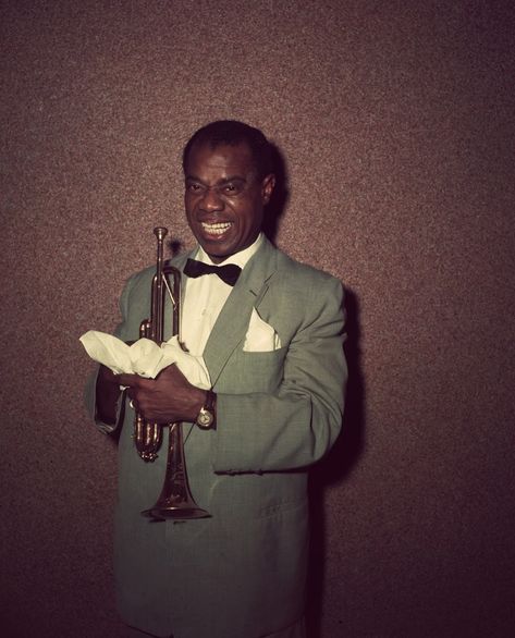 Louis Armstrong Aesthetic, Louie Armstrong, Chivas Wallpaper, Astrud Gilberto, Arte Jazz, How To Pop Ears, Jazz Artists, Vintage Black Glamour, Louis Armstrong