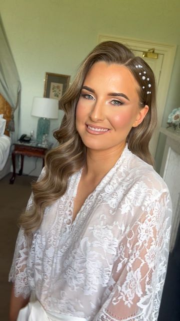 Bridal Pearls In Hair, Wedding Hair With Pearls And Veil, Side Swept Hollywood Waves Wedding, Pearl Hollywood Waves, Hollywood Waves With Pearls In Hair, Hollywood Waves Pearls, Hollywood Waves With Clip, Half Up Half Down Wedding Hair Pearls, Hollywood Waves With Pearls