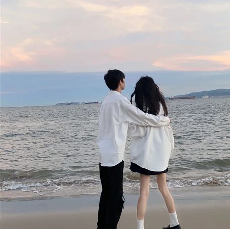 Boy With Girlfriend Pictures, Couples Things To Do, Barbie Jokes, Japanese Couple, Korean Best Friends, Hugging Couple, Photo Editing Lightroom, Ulzzang Couple