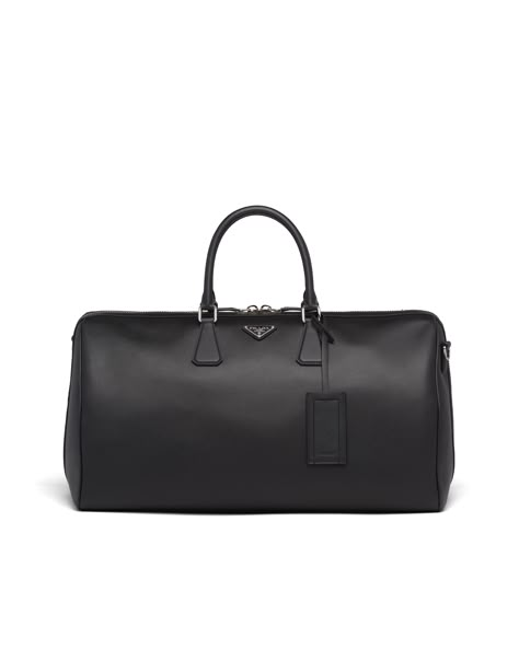 Travel Bag Men, Luxury Travel Bag, Black Duffle Bag, Bags Game, Bag Prada, Leather Duffle Bag, Leather Travel Bag, Prada Saffiano, Lettering Logo