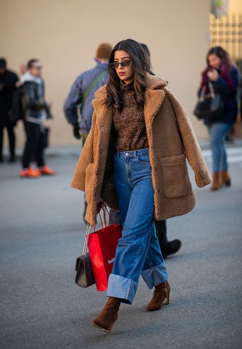 31 Italian Street Style Photos To Inspire Your Wardrobe | HuffPost Life Nyo Italy, Italian Street Style Women, Katie Holmes Street Style, Cuffed Jeans Outfit, Italian Street Style, Engagement Photos Outfits Fall, Italian Fashion Street, Fall Wallpaper Aesthetic, Places To Travel With Friends