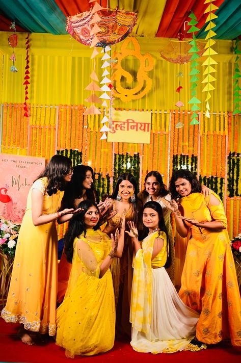 Haldi and mehendi pose Haldi Poses With Friends, Mehendi Group Poses, Haldi Poses For Bride Simple, Haldi Girls Shoot, Haldi Group Poses, Haldi Photography Ideas With Friends, Haldi Photoshoot Couple, Mehendi Photoshoot With Friends, Haldi Braid