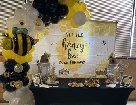 A Little Honey Bee Is On The Way Balloon Arch Gender Reveal, Bee Balloon Garland, Bee Balloon, Baby Shower Background, Custom Background, Balloon Chain, Bee Party, Diy Balloon, Gender Reveal Decorations