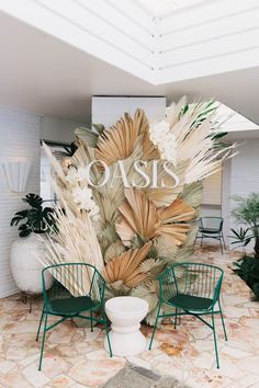 Display Visual Merchandising, Photowall Ideas, Minimalist Dekor, Salon Interior Design, Boutique Interior, Trendy Flowers, Deco Floral, Salon Design, Byron Bay