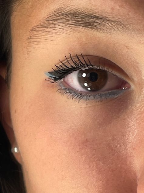 Black wing fox liner with light blue under waterline and wing. Cute, simple, subtle look :) Simple Blue Eyeliner, Blue Waterline Makeup, Blue Waterline, Eyeliner Inspo, Bright Makeup, Blue Eyeliner, Makeup Tut, Makeup Tattoos, Prom Makeup