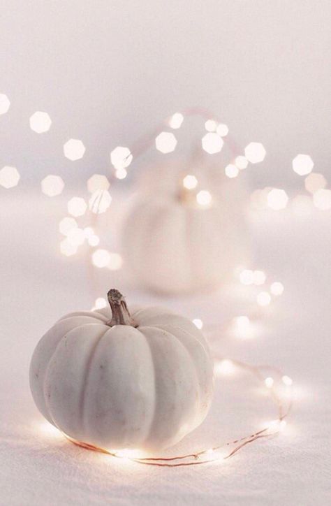 18 Last-Minute Ideas For Decorating Your Home With Pumpkins Halloween Makeup Videos, Fall Iphone Wallpaper, Elegant Halloween Decor, Pumpkin Wallpaper, Elegant Halloween, Chic Halloween, Fall Background, Free Phone Wallpaper, Pumpkin Fall Decor